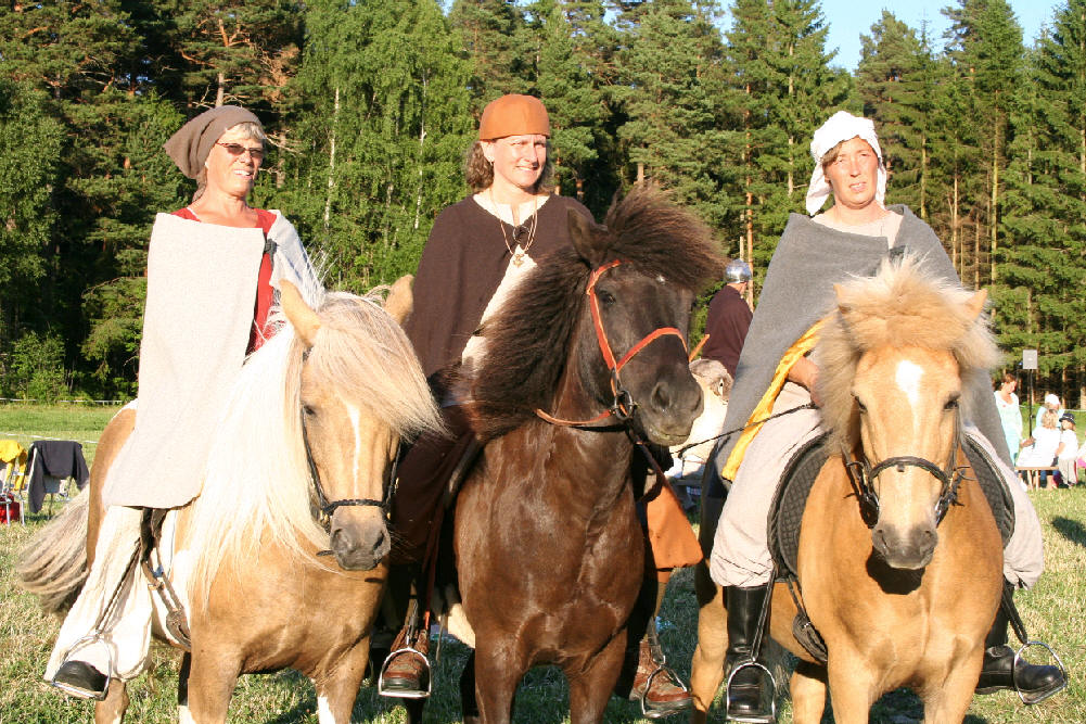 Tre vikingaryttare.